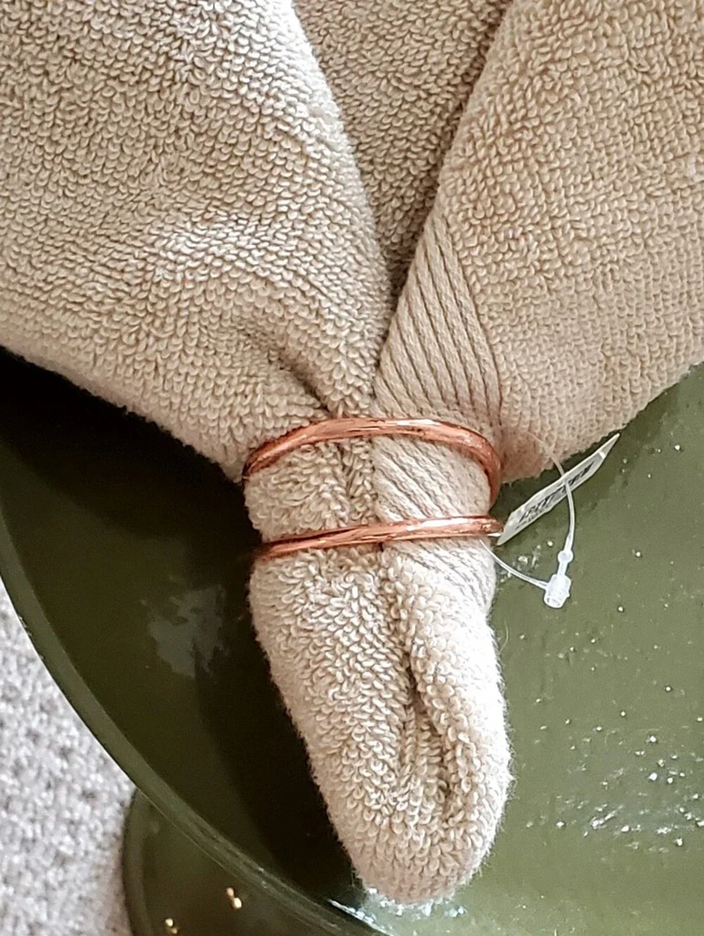 Crate&Barrel 8 ARIA Elegant Minimalist Copper Interlocking Ring Napkin Rings NWT